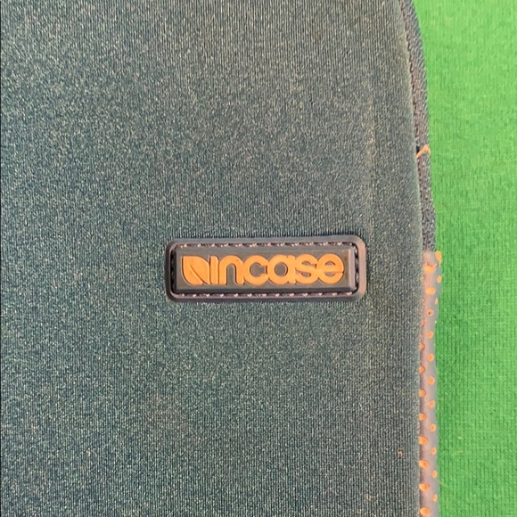 Blue Incase laptop sleeve MacBook 13” - Picture 5 of 6
